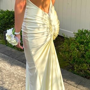 Beautiful fitting. Dry cleaned. Only used for couple of hours.